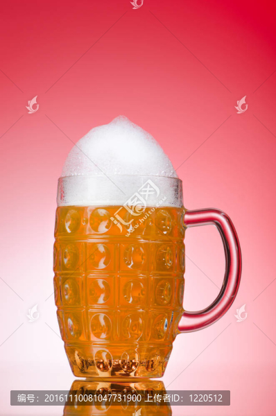 桌上的啤酒杯