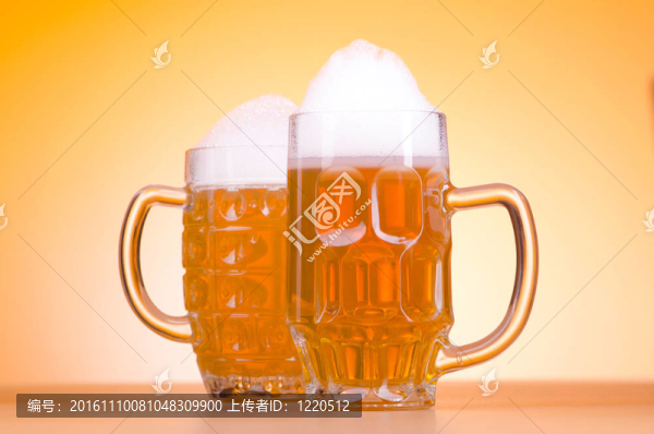 桌上的啤酒杯