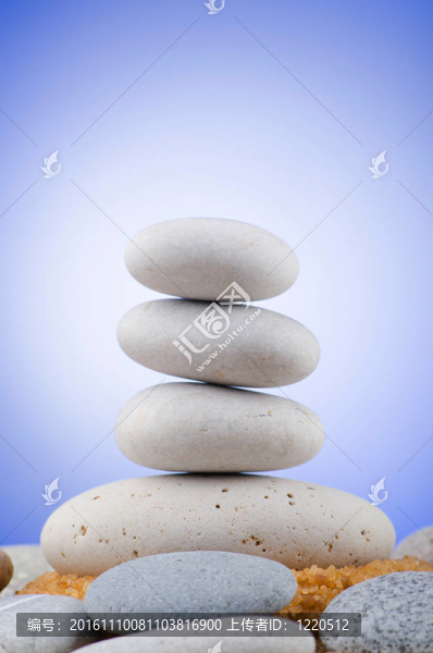 帶彩色背景的平衡卵石
