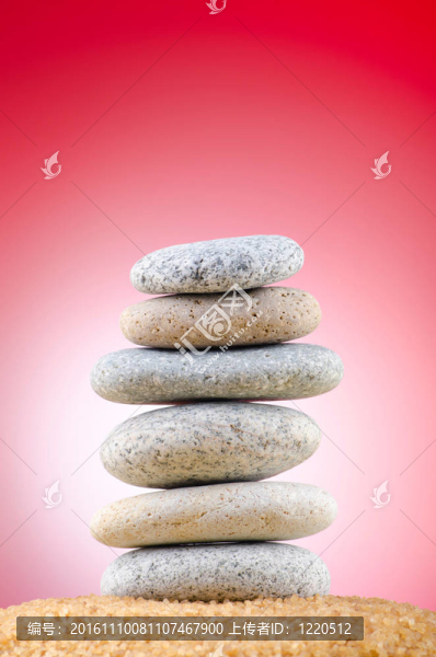 帶彩色背景的平衡卵石