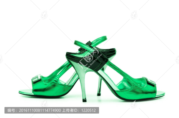 白色背景下的綠色女性鞋
