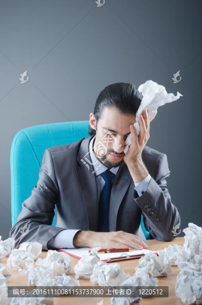 大量丟棄的紙張的商人