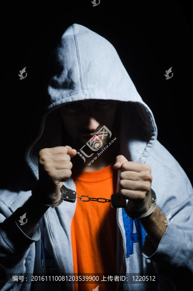 年輕犯人戴著手銬