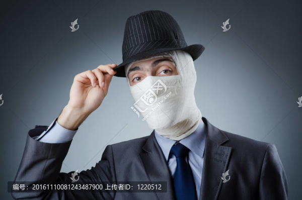 男人被醫(yī)用繃帶
