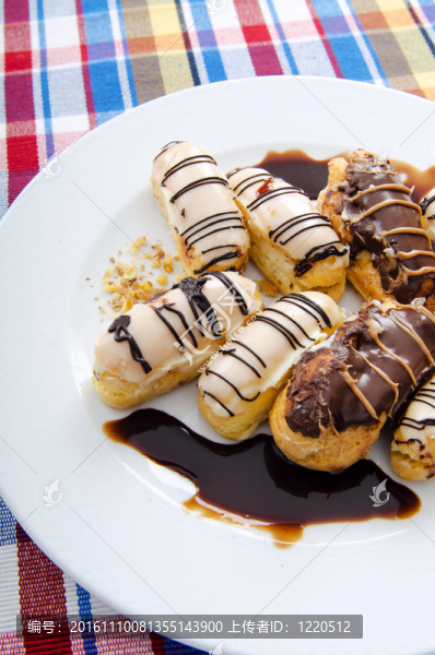 盤子里的甜點(diǎn)