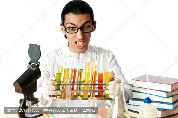 在化學實驗室工作的學生