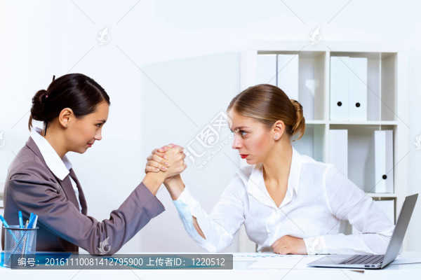 青年女子摔跤在辦公室