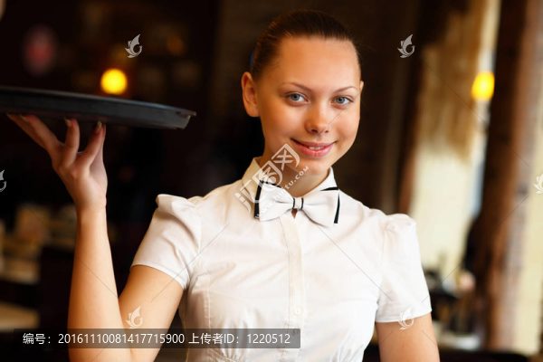 年輕女服務(wù)員拿著托盤的肖像