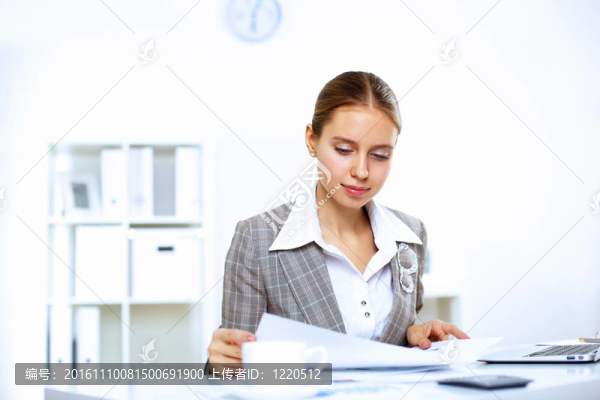 辦公室里的商業(yè)女性