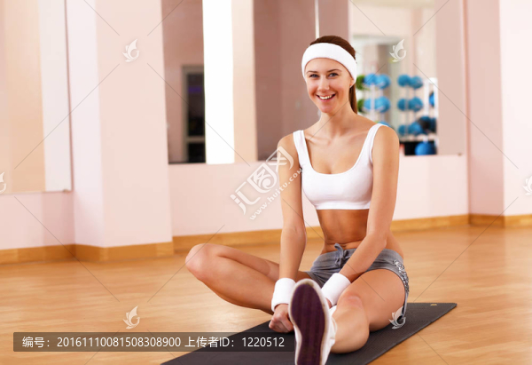 年輕女子在健身房做運動