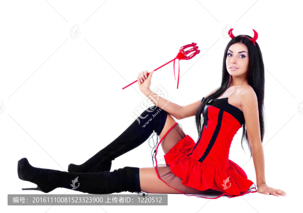 女人打扮得像個(gè)小鬼