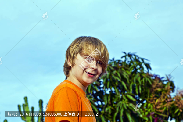快樂(lè)男孩在藍(lán)天下微笑