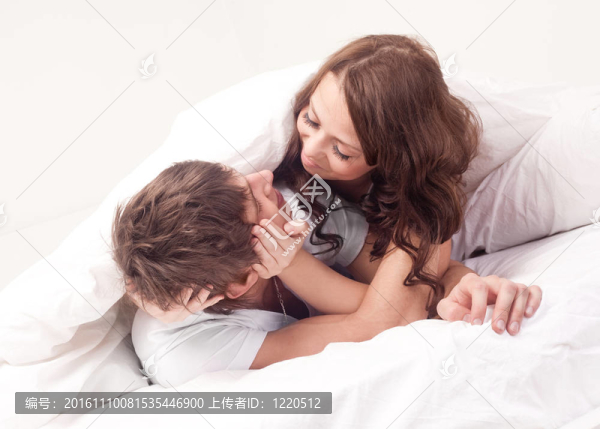 夫妻在床上
