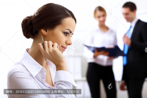 辦公室里的一位女商人的肖像