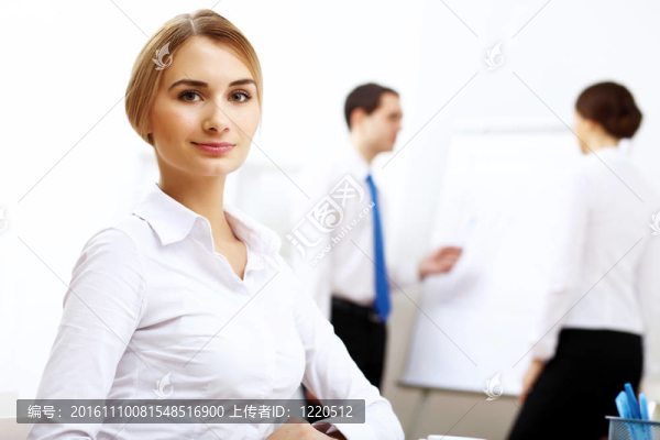 辦公室里的一位女商人的肖像