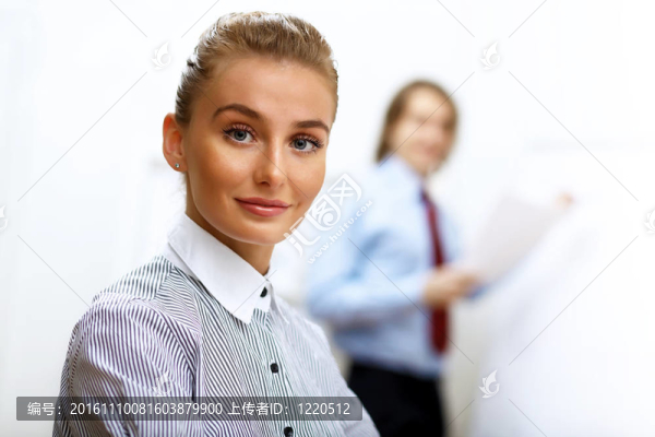 辦公室里的一位女商人的肖像