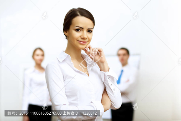 辦公室里的一位女商人的肖像