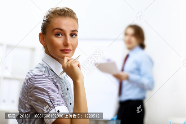 辦公室里的一位女商人的肖像