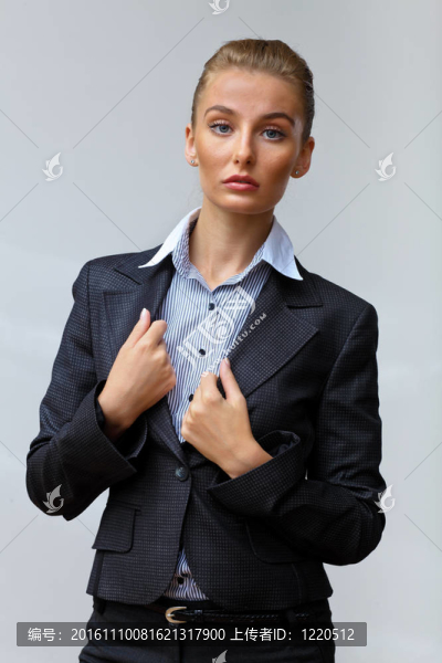 辦公室里的一位女商人的肖像