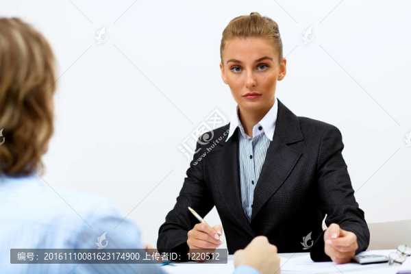 辦公室里的一位女商人的肖像