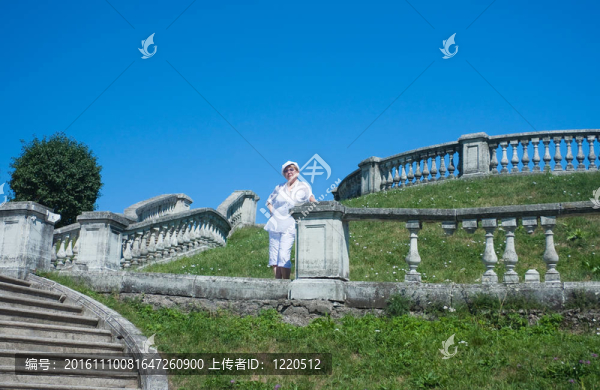 站在維納斯花園里的一個女人。Peterhof。Ru
