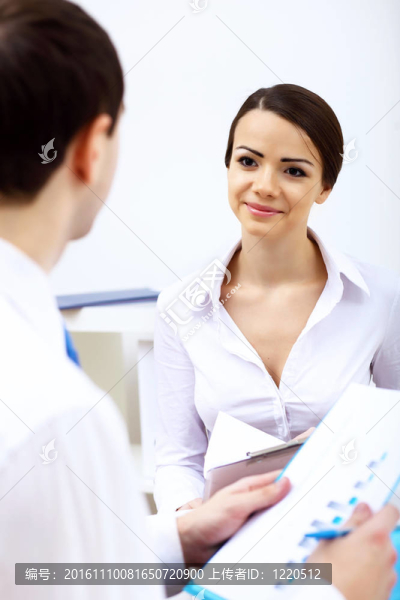 辦公室里的一位女商人的肖像