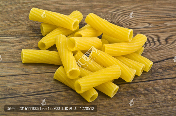 意大利面食，通心粉特寫在木材表