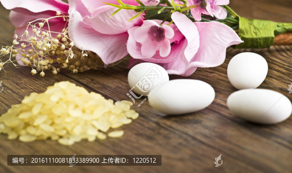 水稻；糖果和鮮花上木桌子