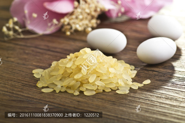 水稻；糖果和鮮花上木桌子