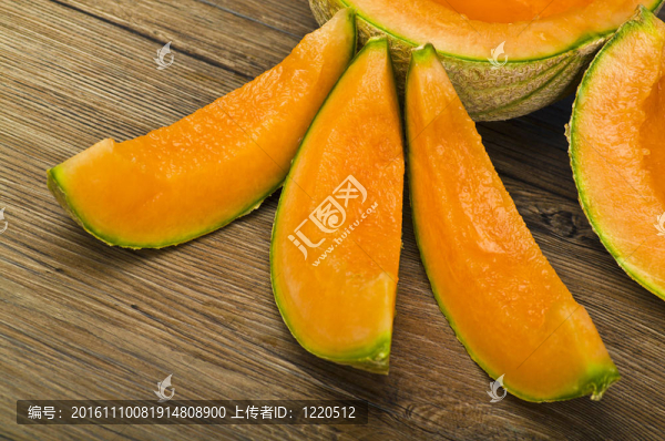 木桌上的甜瓜片