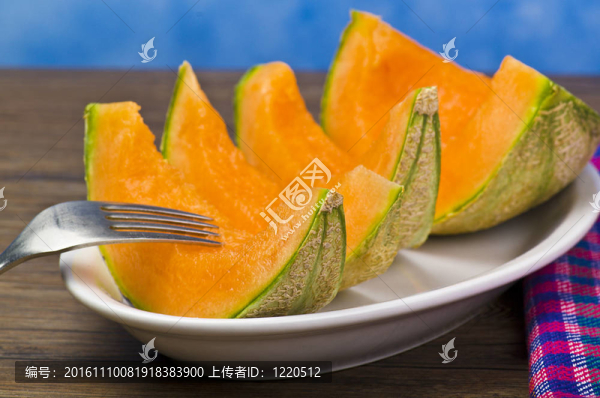 一道菜上的甜瓜片-匯圖網(wǎng) www.fosd68.com 一道菜上的甜瓜片