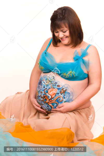 孕婦身上帶著海上生活藝術(shù)
