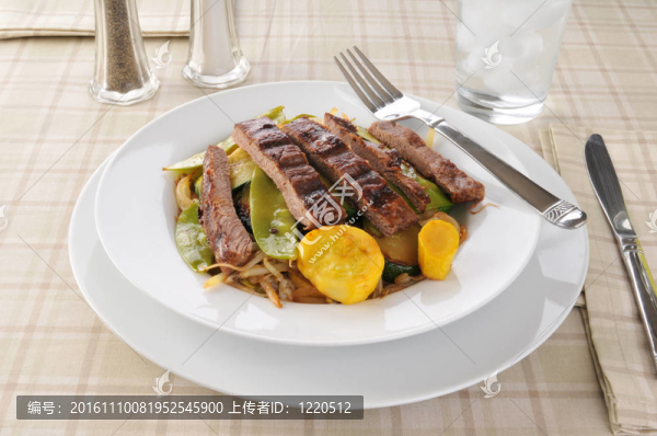 一碗炒蔬菜和牛肉