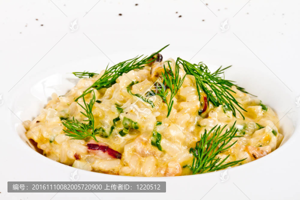 有很多海鮮美味的飯的照片和蒔蘿