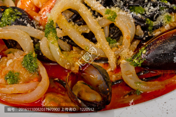 黑面條（用墨魚汁意大利）與shrumps；貽貝、魷魚