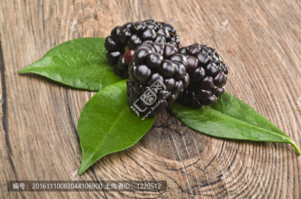 在木頭桌子的葉子和滴BlackBarry