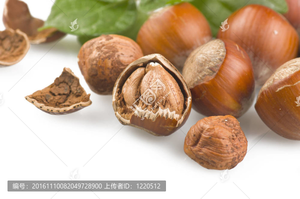 巧克力與堅(jiān)果和葉子的白色