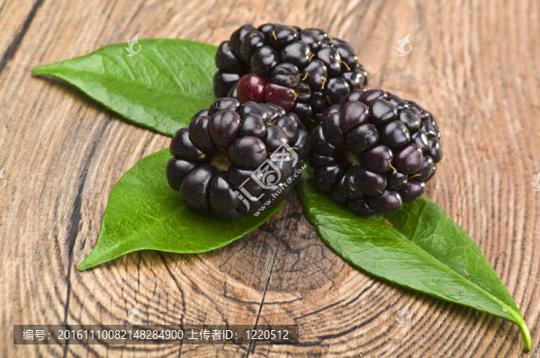 在木頭桌子的葉子和滴BlackBarry