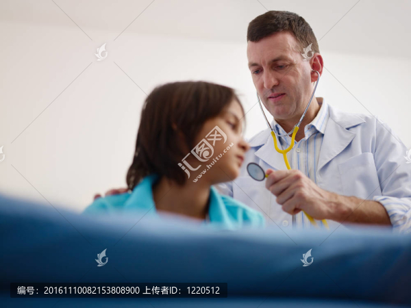 看望生病住院的亞洲男孩