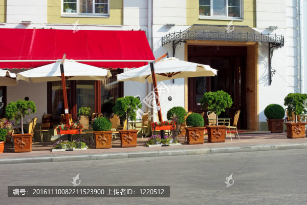 在老歐洲城市的街上的咖啡館