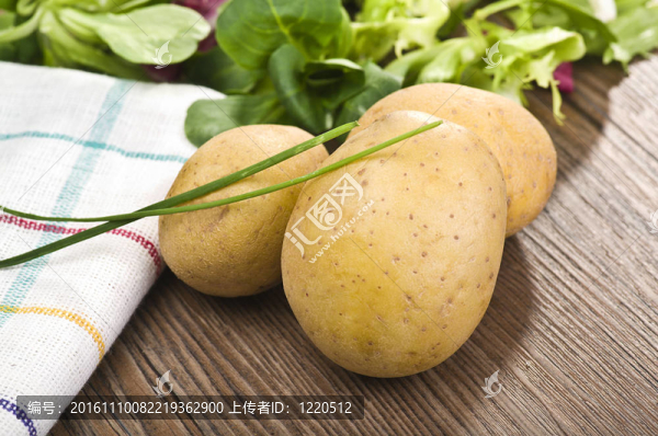 餐桌上的土豆和沙拉