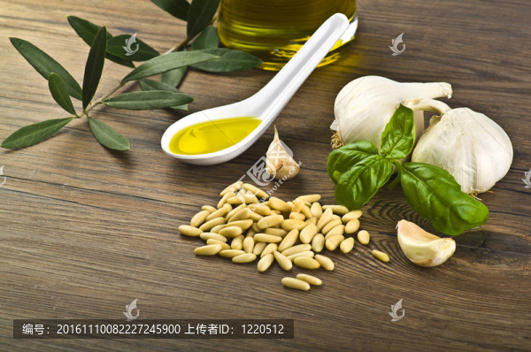 香蒜醬和新鮮的原料在白勺