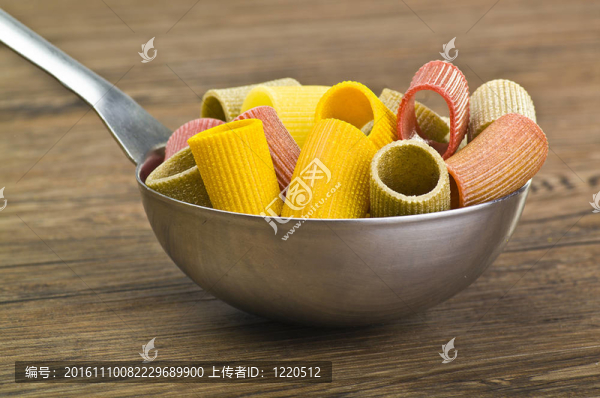 意大利面食面粉和蔬菜