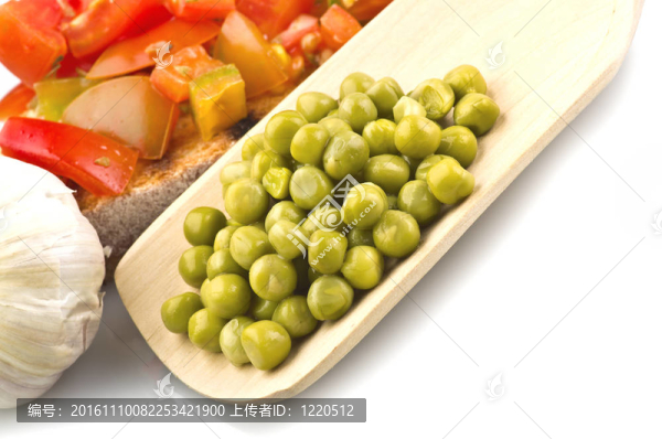 在新鮮的綠色豌豆勺特寫