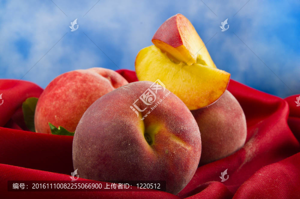鮮桃果實(shí)配紅色天鵝絨