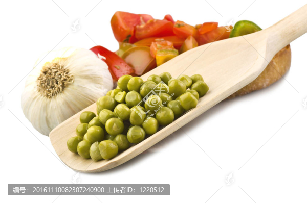 在新鮮的綠色豌豆勺特寫