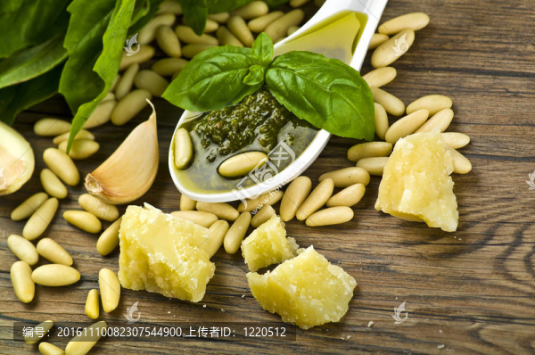 香蒜醬和新鮮的原料在白勺