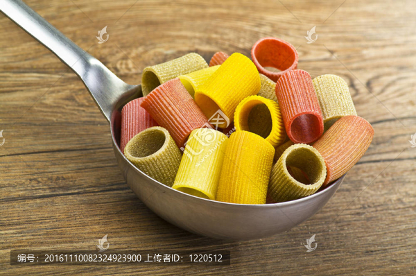 意大利面食面粉和蔬菜