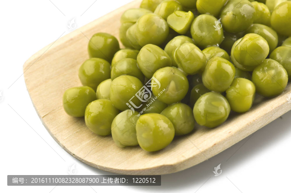 在新鮮的綠色豌豆勺特寫