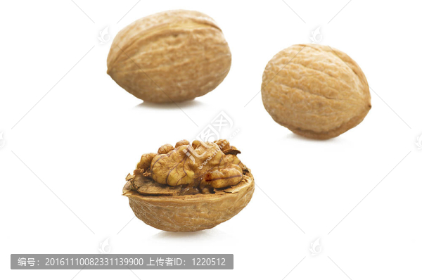 核桃開(kāi)在白色
